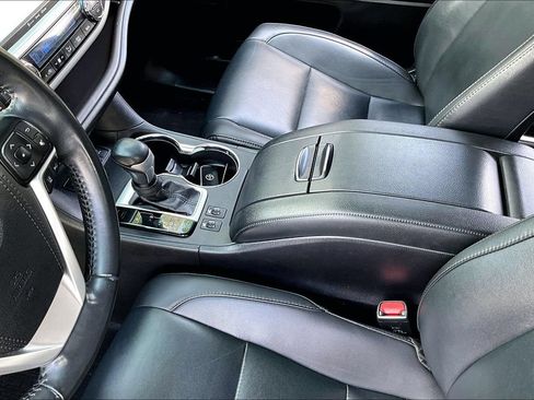 Used 2019 Toyota Highlander XLE AWD/4WD image 18