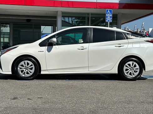 Used 2017 Toyota Prius Two w/ Carpet Mat Package FWD image 7