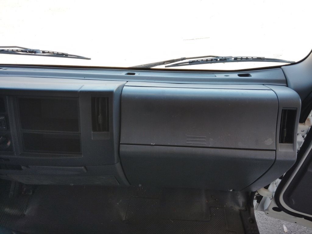 Used 2020 Isuzu NPR RWD image 26