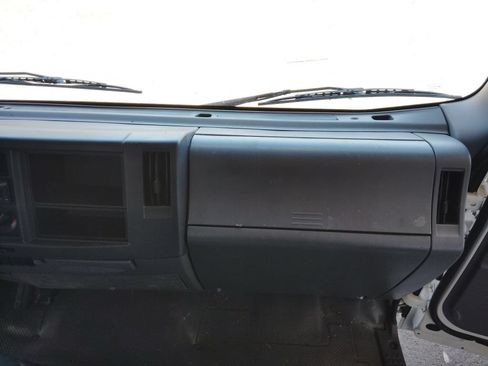 Used 2020 Isuzu NPR RWD image 26