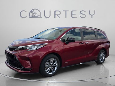 Certified 2021 Toyota Sienna XSE AWD/4WD image 1