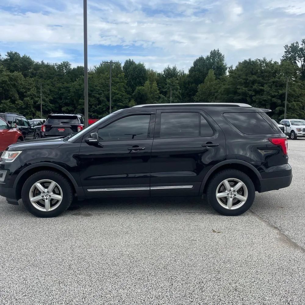 Used 2017 Ford Explorer XLT w/ Equipment Group 202A AWD/4WD image 3