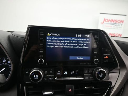 Used 2021 Toyota Highlander XLE AWD/4WD image 21