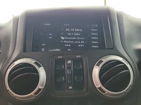 Used 2016 Jeep Wrangler Unlimited Sahara w/ Connectivity Group AWD/4WD image 19