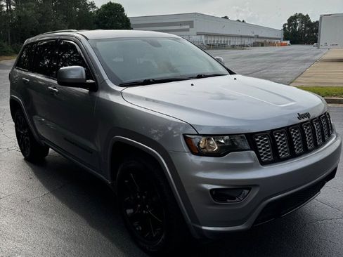 Used 2019 Jeep Grand Cherokee Altitude RWD image 11
