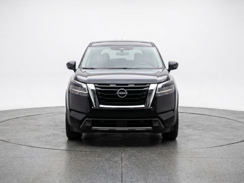 Used 2025 Nissan Pathfinder SV image 2