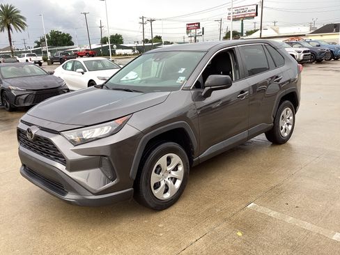Used 2022 Toyota RAV4 LE FWD image 3