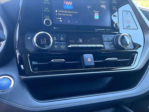 Used 2022 Toyota Highlander XLE AWD/4WD image 34