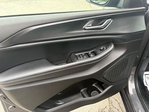 Used 2023 Jeep Grand Cherokee Laredo AWD/4WD image 12