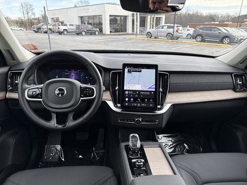 Used 2025 Volvo XC90 B6 Plus image 29