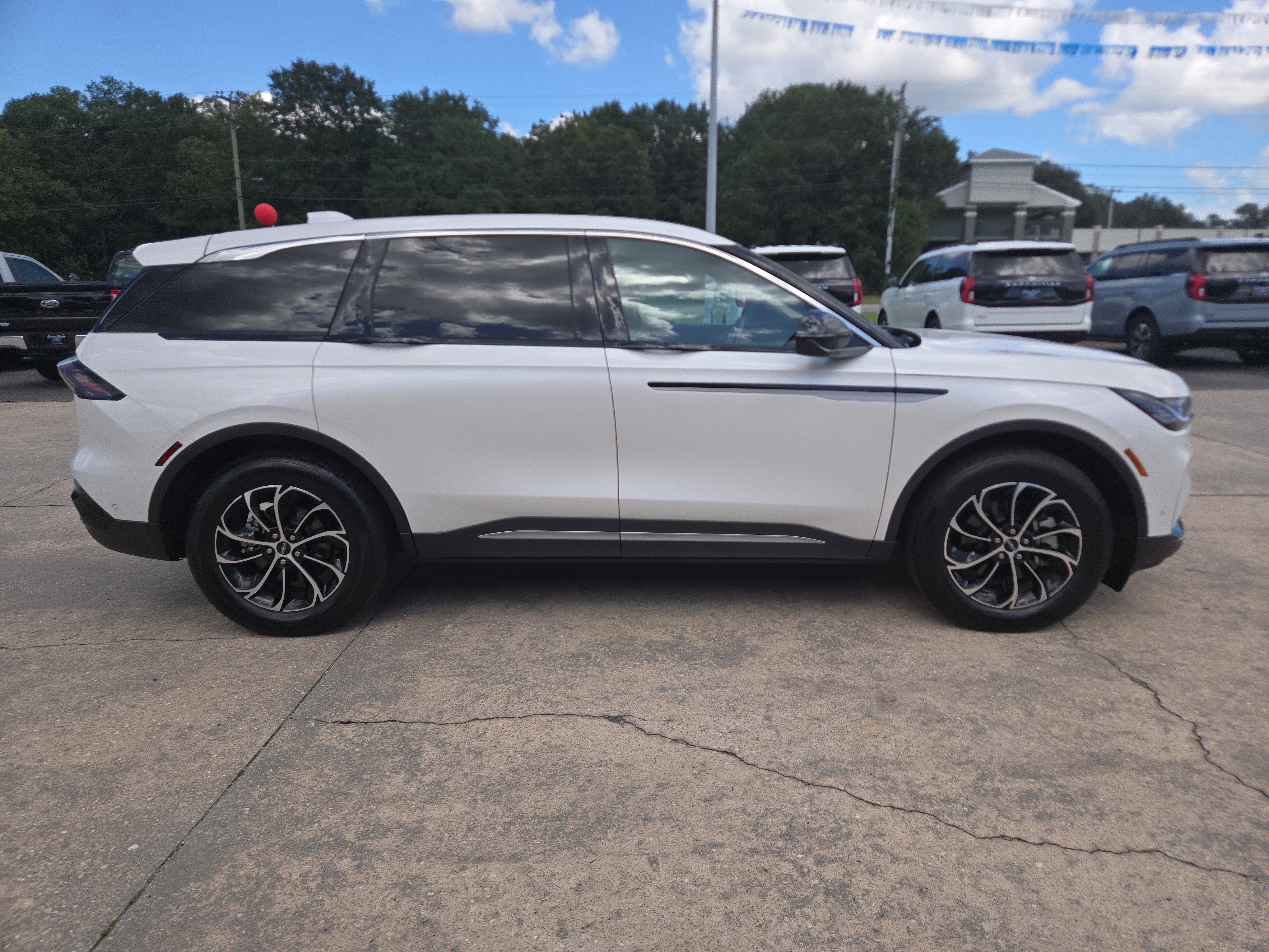 Used 2024 Lincoln Nautilus Premier AWD/4WD image 5