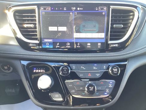 New 2026 Chrysler Pacifica Select image 12