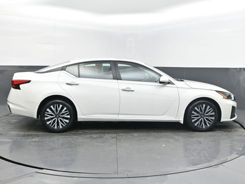 Used 2023 Nissan Altima 2.5 SV w/ SV Premium Package image 8