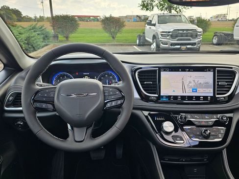 New 2026 Chrysler Pacifica Limited w/ Uconnect Theater Family Group image 33