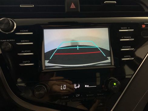 Used 2018 Toyota Camry SE FWD image 3
