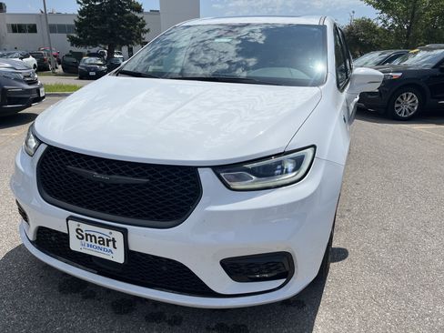 Used 2022 Chrysler Pacifica Limited w/ S Appearance Package FWD image 2
