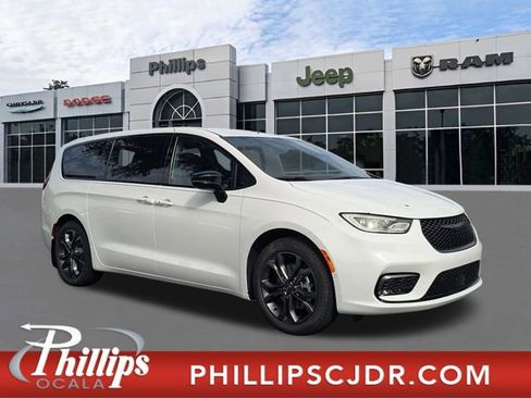 New 2026 Chrysler Pacifica Select FWD image 1