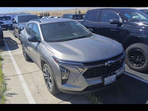 Used 2025 Chevrolet Trax RS w/ Sunroof Package FWD image 2