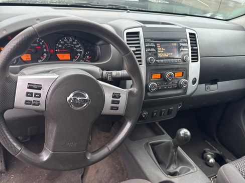 Used 2013 Nissan Frontier SV image 3