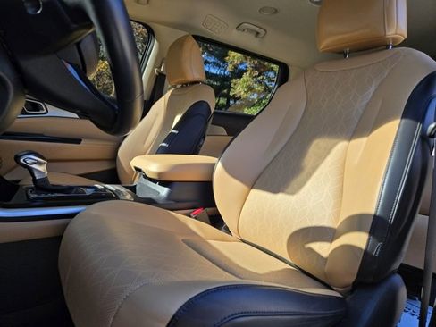 Used 2024 Kia Carnival LX image 16