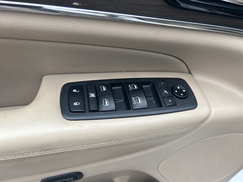 Used 2019 Jeep Grand Cherokee Overland AWD/4WD image 17