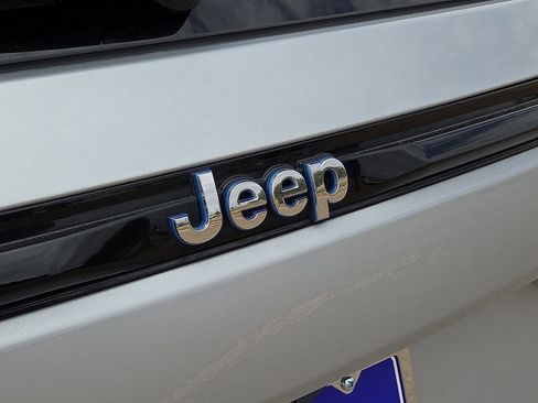 Used 2022 Jeep Grand Cherokee Overland w/ Luxury Tech Group IV AWD/4WD image 13