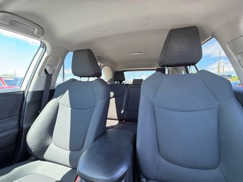 Used 2021 Toyota RAV4 LE AWD/4WD image 12