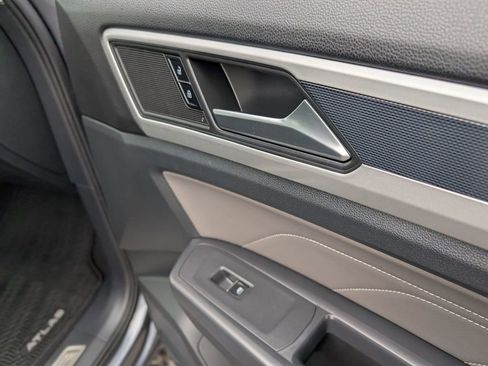 Used 2021 Volkswagen Atlas SE image 48