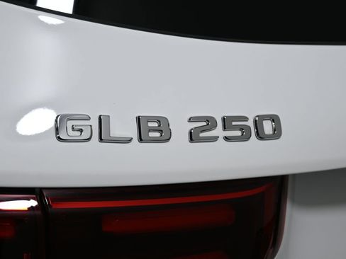Used 2025 Mercedes-Benz GLB 250 4MATIC image 35