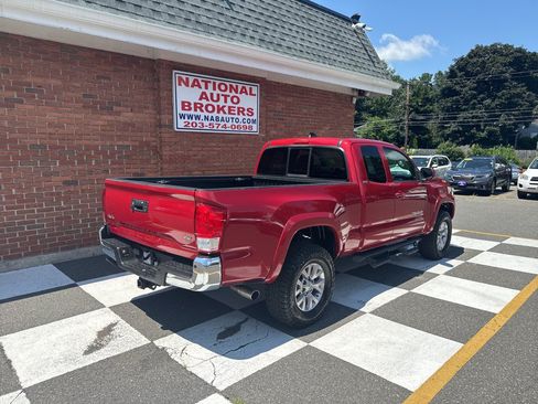Used 2017 Toyota Tacoma SR5 w/ Tow Package AWD/4WD image 3