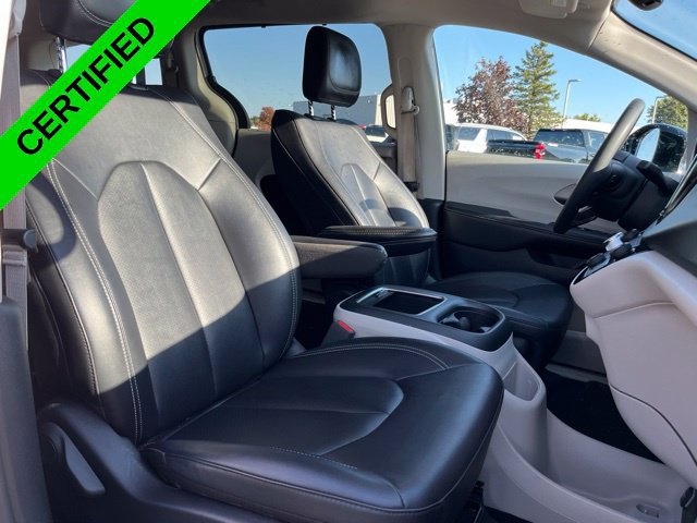 Used 2024 Chrysler Pacifica Touring-L FWD image 16