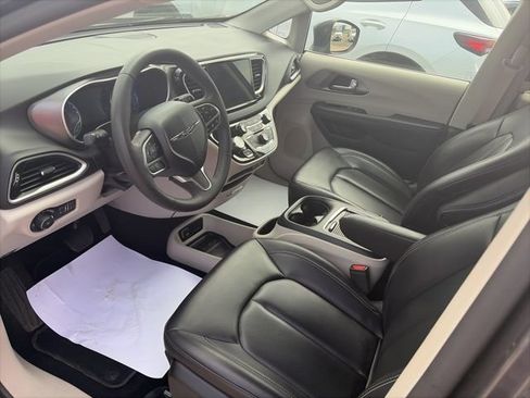 Used 2023 Chrysler Pacifica Touring-L FWD image 16