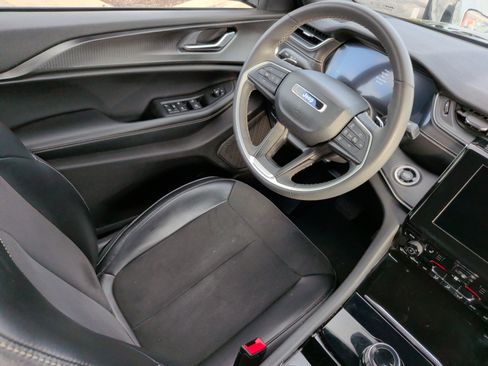 Used 2023 Jeep Grand Cherokee L Laredo image 32