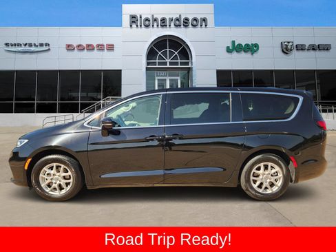 Used 2024 Chrysler Pacifica Touring-L FWD image 3