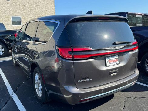 Used 2023 Chrysler Pacifica Touring-L FWD image 5