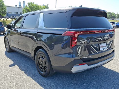 Used 2025 Kia Carnival FWD image 5