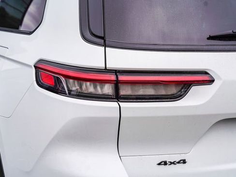 Used 2023 Jeep Grand Cherokee L Limited w/ Black Appearance Package image 13