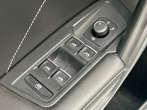 Used 2023 Volkswagen Tiguan SE FWD image 21