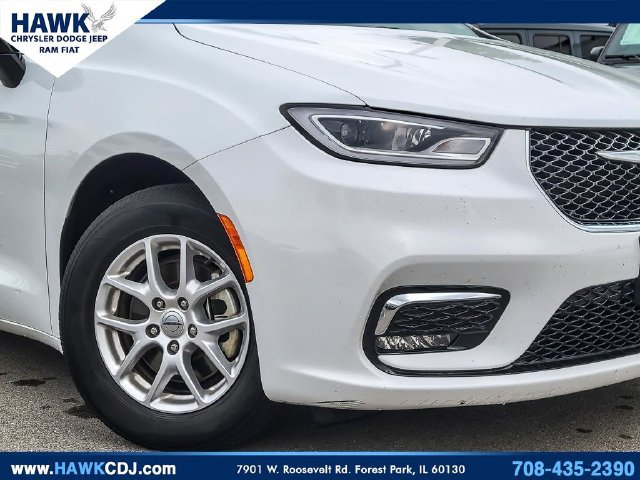 Used 2024 Chrysler Pacifica Touring-L FWD image 3