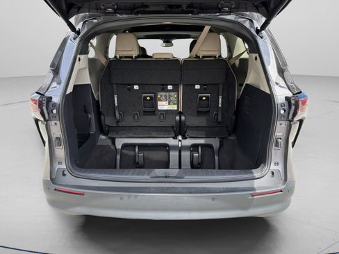 Certified 2024 Toyota Sienna XLE FWD image 33