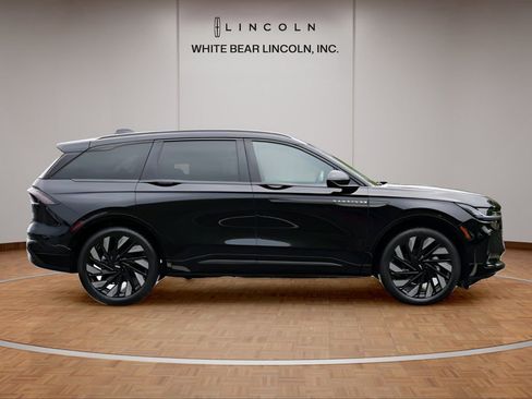 Used 2025 Lincoln Nautilus Reserve AWD/4WD image 4