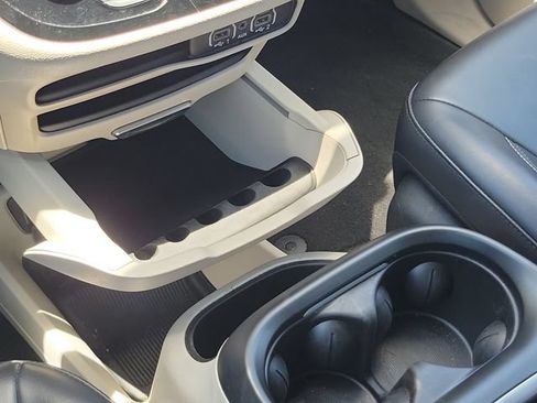 Used 2023 Chrysler Pacifica Touring-L FWD image 28