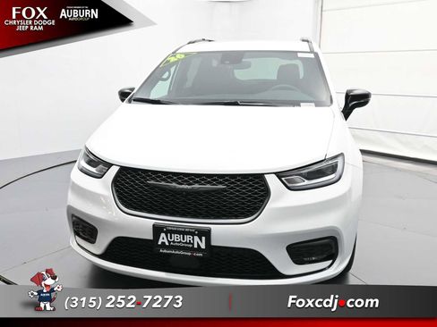 New 2026 Chrysler Pacifica Select image 2