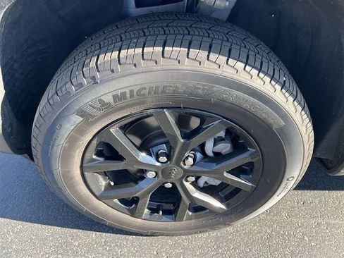 Used 2025 Jeep Grand Cherokee Altitude image 24