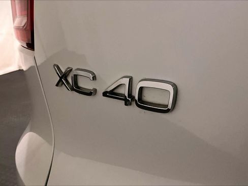 Used 2021 Volvo XC40 T5 R-Design w/ Advanced Package AWD/4WD image 9