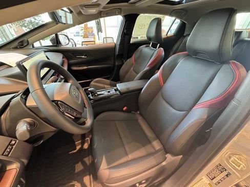 New 2025 Toyota Prius Plug-In Hybrid image 10