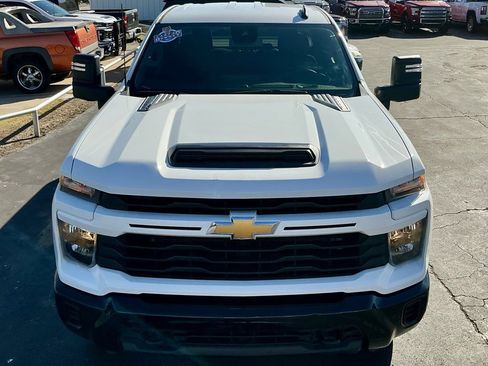 Used 2024 Chevrolet Silverado 2500 Custom w/ Custom Value Package image 9