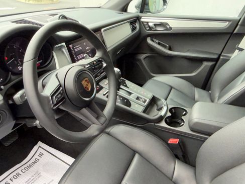 Certified 2025 Porsche Macan AWD/4WD image 4