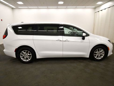 Used 2023 Chrysler Voyager LX image 9