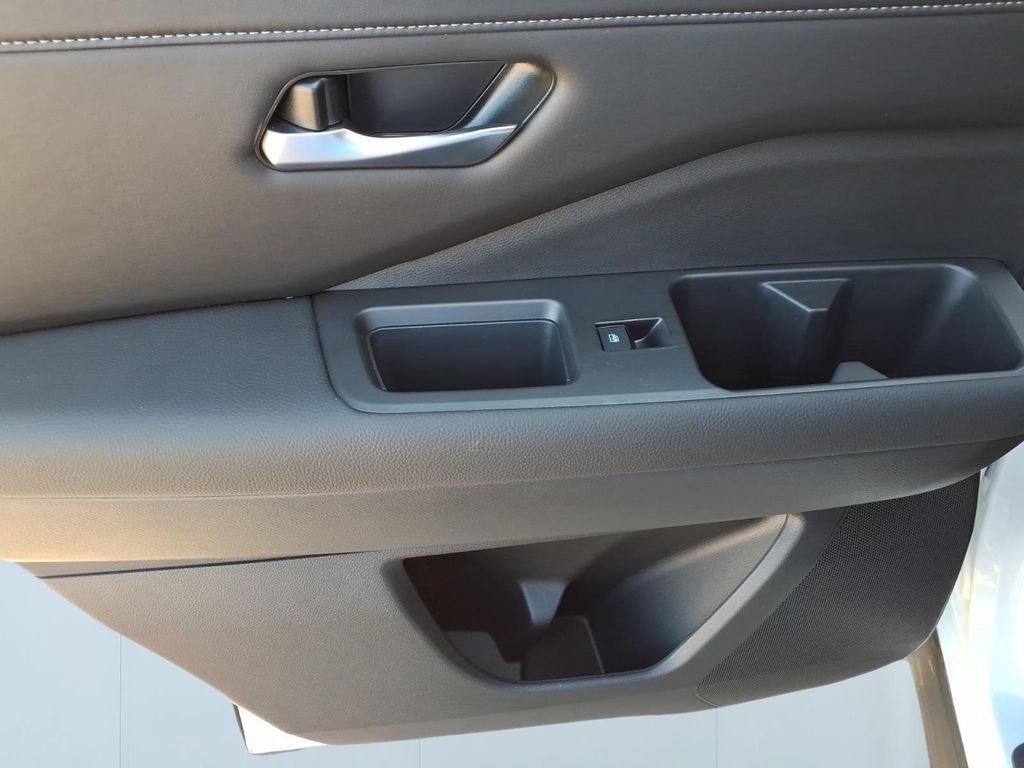 Used 2025 Nissan Pathfinder SL FWD image 11
